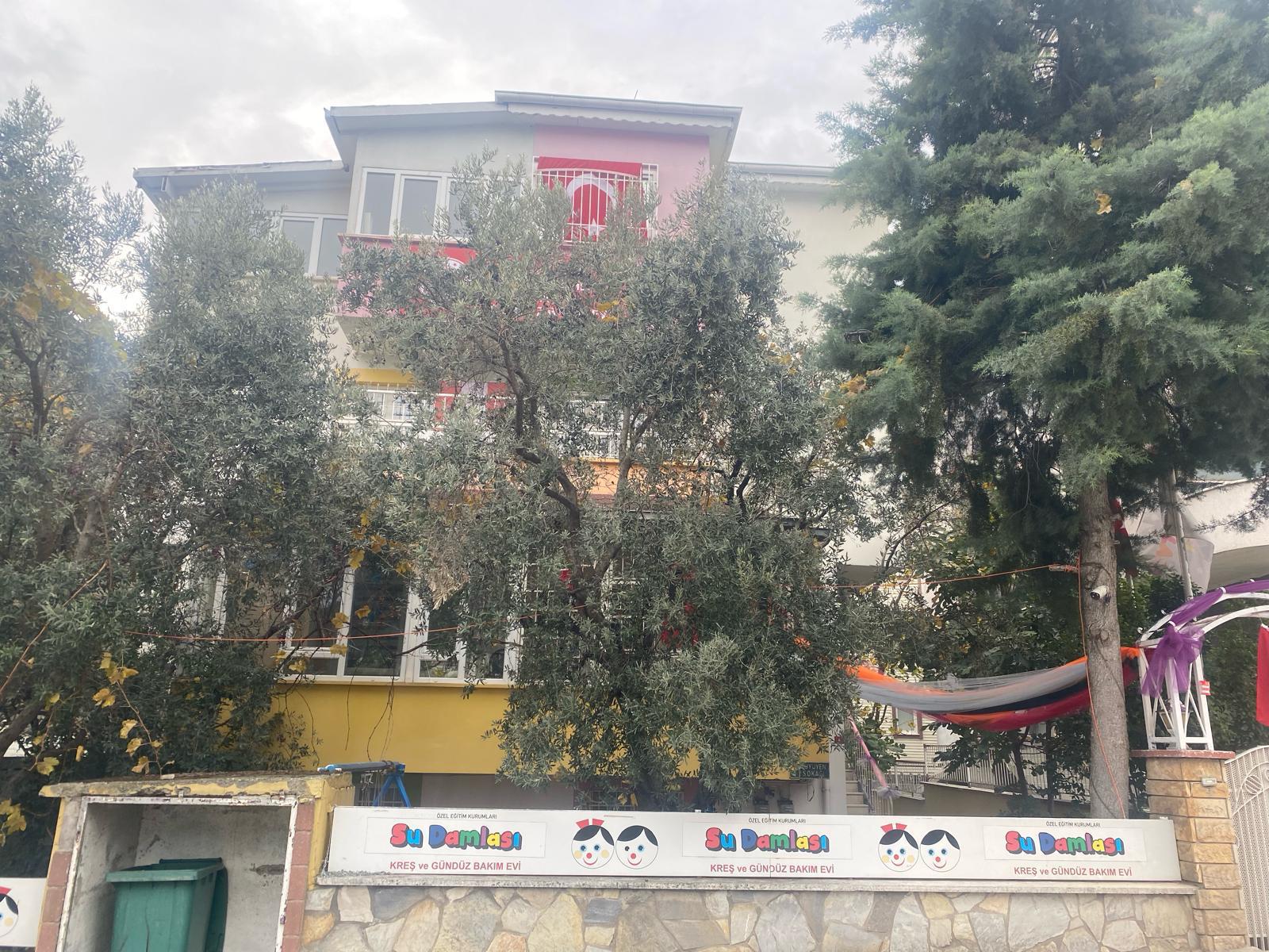 Kreşin yemekhanesi, çocuklar yemek yiyor