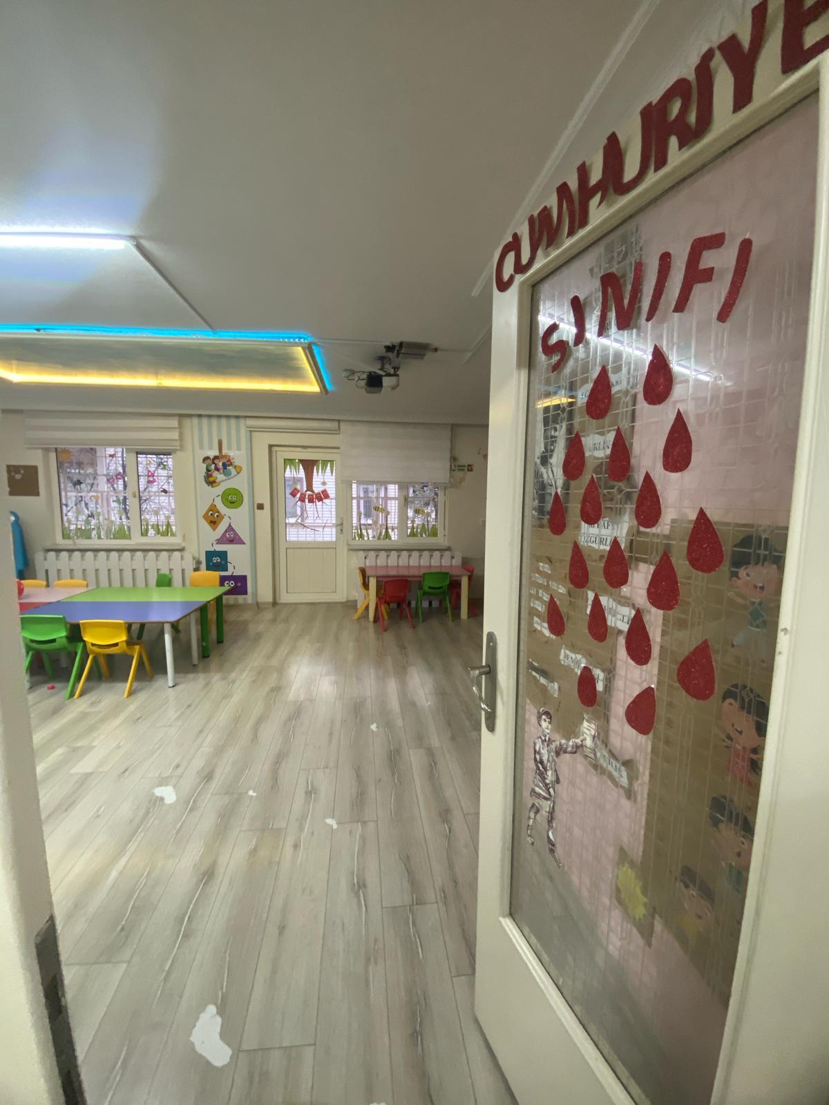 Kreşin spor salonu, çocuklar spor yapıyor