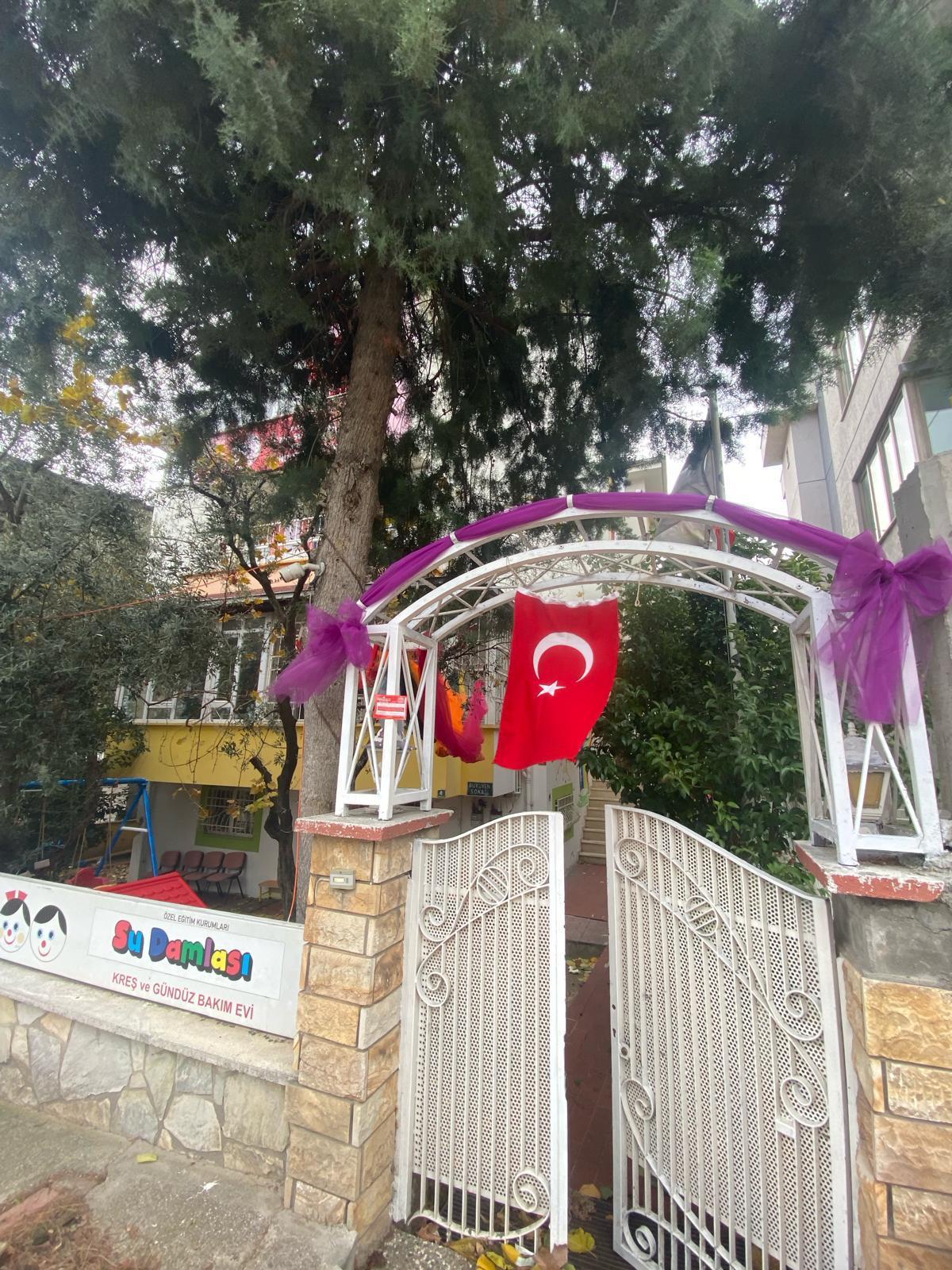 Kreşin müzik odası, çocuklar müzik aleti çalıyor