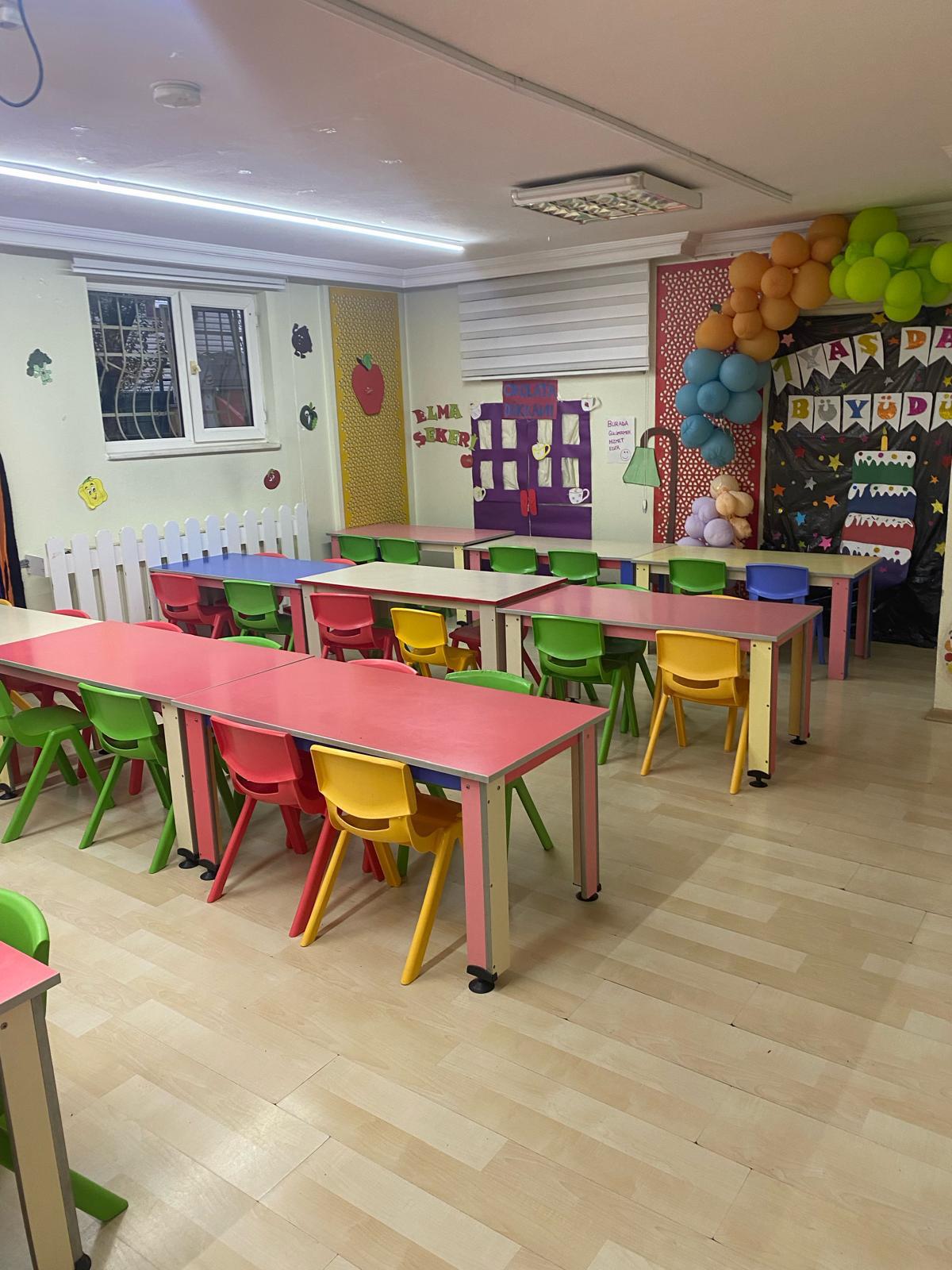 Kreşin laboratuvarı, çocuklar deney yapıyor
